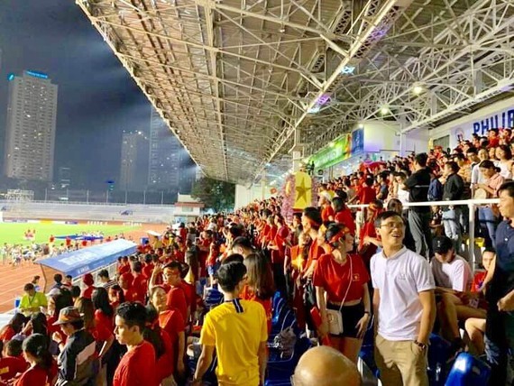 Vietnamese football fans suport the national football team in the Philippines.