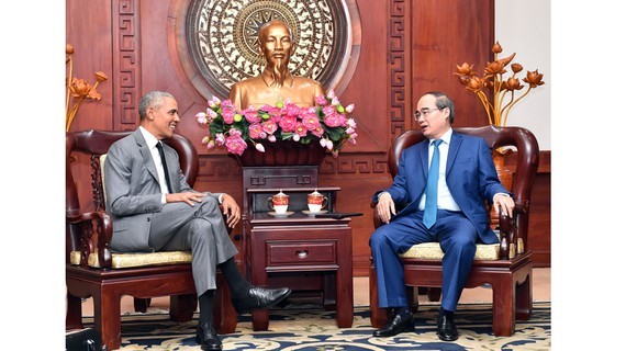 Politburo member, Secretary of HCMC Party Committee Nguyen Thien Nhan and former U.S. President Barack Obama  (Photo: SGGP)