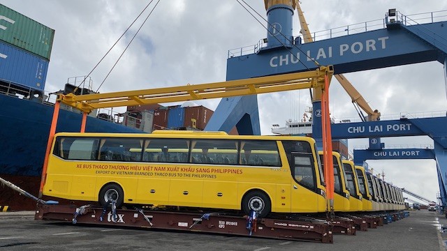This is the first commercial bus shipment of Thaco after more than 16 years of investment and development in the Vietnamese automotive industry. (Photo: VGP)