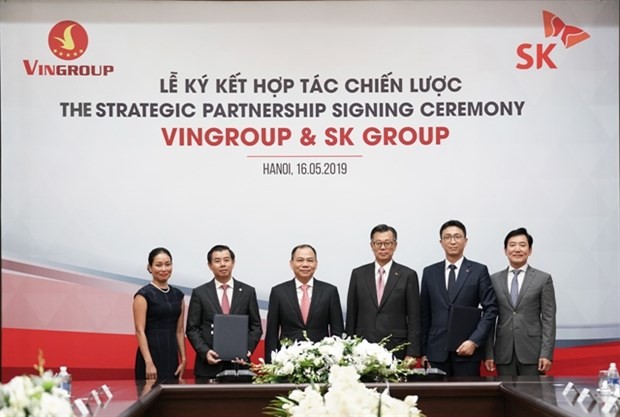 SK Group and Vingroup leaders at the signing of deal in May 2019 to allow the former to purchase 6.15 per cent in the latter for 1 billion USD. (Photo courtesy of Vingroup)