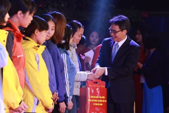 Deputy Prime Minister Vu Duc Dam offers gifts to workers. (Photo: Sggp)