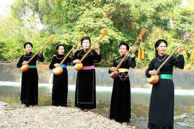 Women perfom Then signing, which is named in the list of Intangible Cultural Heritage of Humanity in 2019 (Photo: VNA)