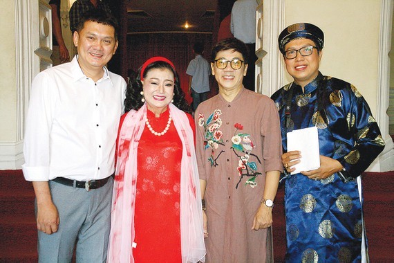 Meritorious Artist Huu Chau (L), People's Artist Kim Cuong (L, 2nd), Meritorious Artist  Thanh Loc and journalist Thanh Hiep (R)
