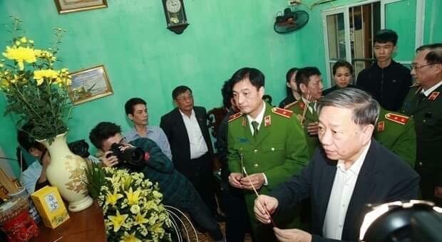 Minister of Public Security General To Lam burn incense in memory of Col. Nguyen Huy Thinh, one of the three police officers who died while performing their duty in Dong Tam commune, Hanoi’s suburban district of My Duc. (Photo: VNA)