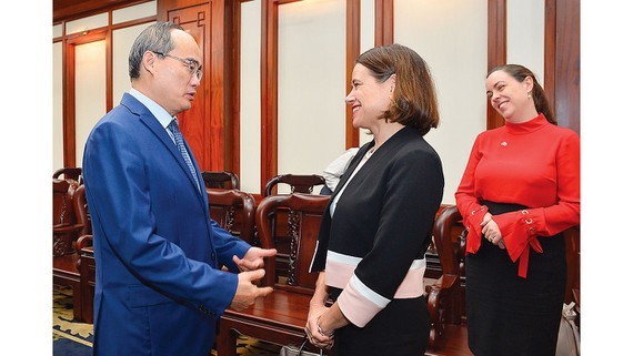 Politburo member and Secretary of Ho Chi Minh City Party Committee Nguyen Thien Nhan and Australian Ambassador to Vietnam Robyn Mudie  (Photo: Sggp)