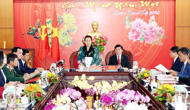 Chairwoman of the National Assembly Nguyen Thi Kim Ngan (standing) speaks at the working session (Photo: VNA)