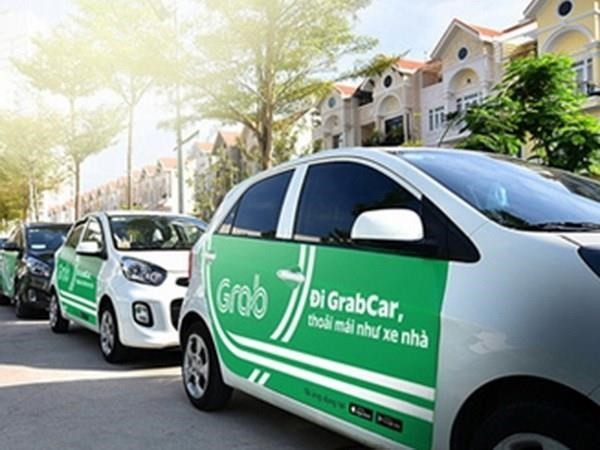 Cars which provide passenger transportation via ride-hailing platforms like Grab will have to put on top TAXI sign or carry logo stickers showing that they are contract vehicles. (Photo: VNA)