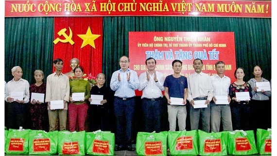Secretary of HCMC Party Committee Nguyen Thien Nhan offees Tet gifts to families under preferential treatment policy in Thang Binh District in Quang Nam Province.