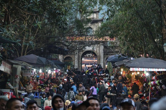 More than 400,000 pilgrims are at the Huong Son complex on festival’s opening day.