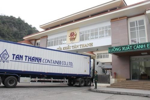A lorry is queuing for customs clearance at Tan Thanh Border Gate in Lang Son, which borders China. (Photo: VNA)