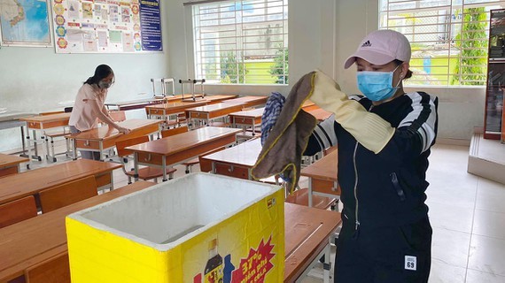 The custodial staff are cleaning and disinfecting Nguyen Trai  primary school in District 12, HCMC. (Photo: SGGP)