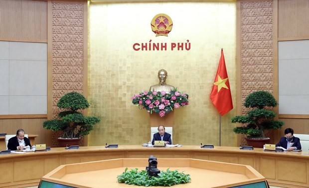 Prime Minister Nguyen Xuan Phuc (centre) chairs the meeting on April 15 (Photo: VNA)