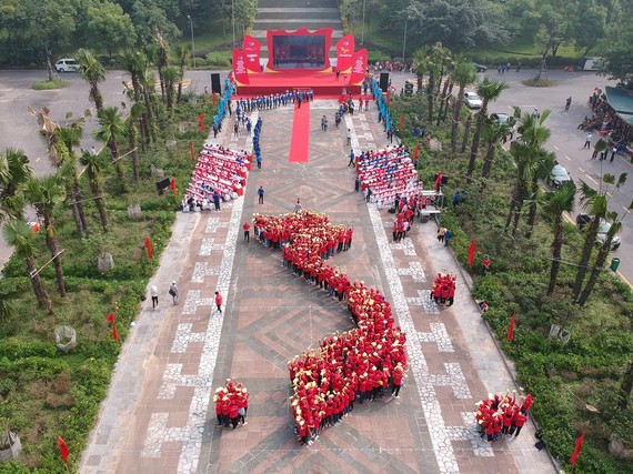 1,000 youth form the S-shaped map of Vietnam in the opening ceremony at the National Historic Site Hung Temple (Phu Tho province)