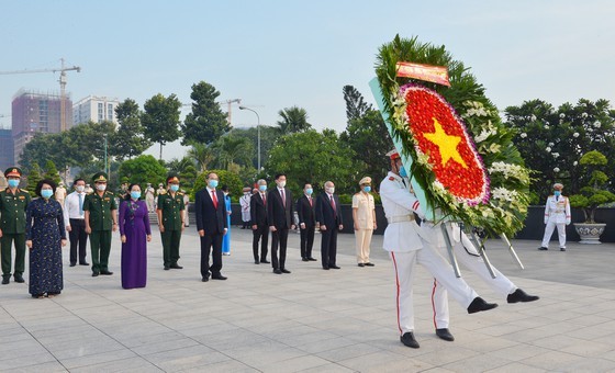 Secretary of the municipal Party Committee, Nguyen Thien Nhan led a delegation of city leaders to offer incense and flowers at Ho Chi Minh City Martyrs Cemetery. (Photo: SGGP)
