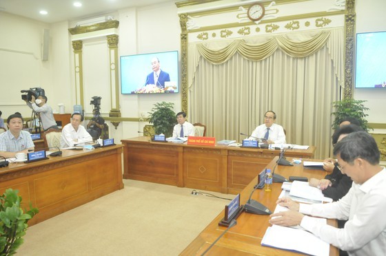 City's leaders participate in the online meeting chaired by PM Nguyen Xuan Phuc on May 9. (Photo: SGGP)