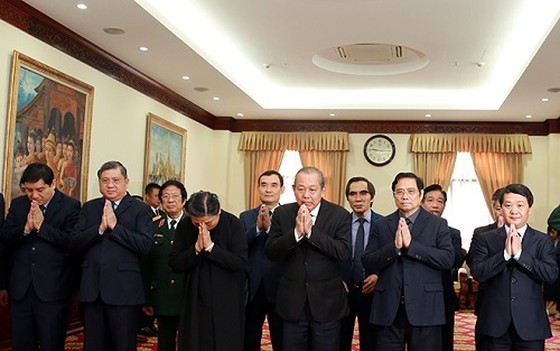 High-ranking officials from the Vietnamese Party, State, National Assembly, and Government as well as the Vietnam Fatherland Front pay tribute to former Lao Prime Minister and former Chairman of the Lao Front for National Construction Central Committee Si