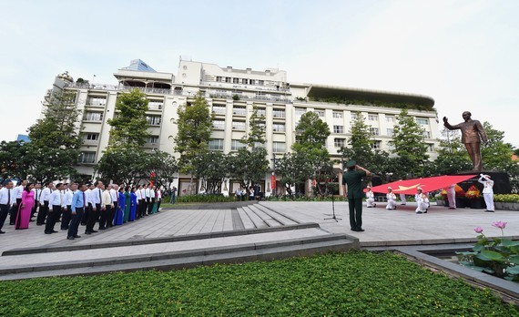 Flag raising ceremony marks President Ho Chi Minh’s birth anniversary
