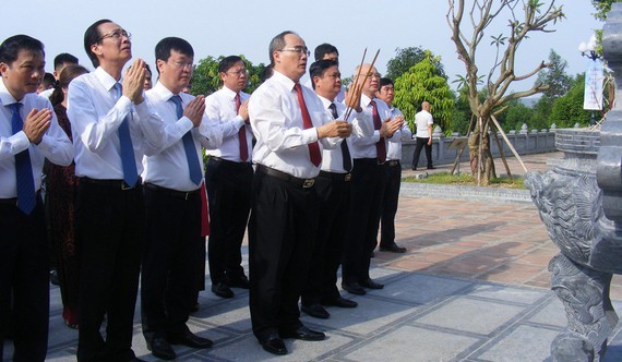 Secretary of HCMC Party Committee Nguyen Thien Nhan and the delegation offer incense to commemorate President Ho Chi Minh and his ancestors in Chung Son Temple in Nghe An Province. (Photo: SGGP)