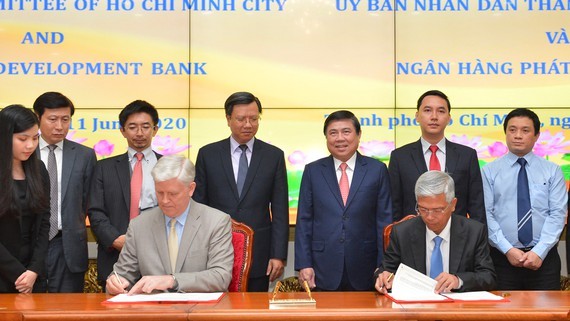 At the signing ceremony of the MoU between HCM City and ADB (Photo: SGGP)