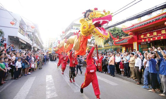  A performance of kylin and dragon dances in Nguyen Tieu Festival in China Town (Photo: SGGP)