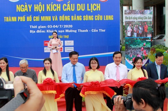 At a ribbon-cutting ceremony of the event (Photo: SGGP)