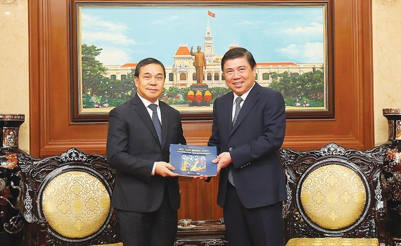 Chairman of HCMC People’s Committee Nguyen Thanh Phong (R ) receives ambassador of Laos to Vietnam, Sengphet Houngboungnuang on July 7 (Photo: SGGP)