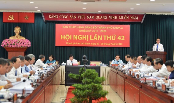 Secretary of Ho Chi Minh City Party Committee Nguyen Thien Nhan speaks at the 42nd session of the 10th-term HCMC Party Executive Committee. (Photo: SGGP)