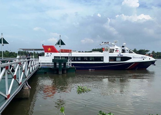 New express boat service linking HCMC and Binh Duong Province is launched.