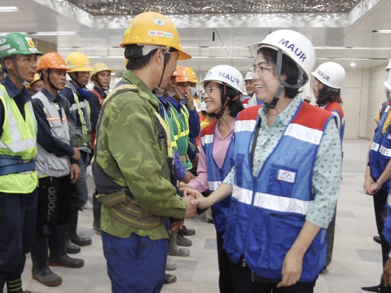  Chairwoman of Vietnam Fatherland Front Committee in Ho Chi Minh City To Thi Bich Chau and officials offer gifts to workers. (Photo: SGGP)