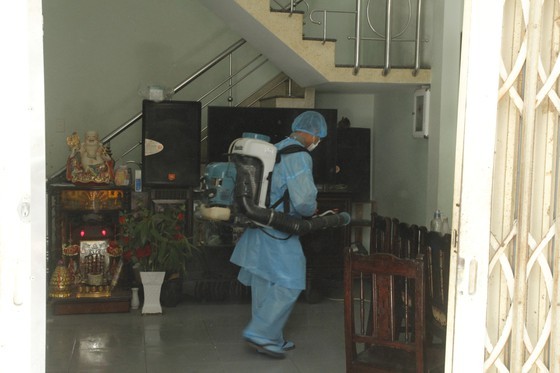 Members of the medical team spray disinfectant to sanitize house of the 418th case.  (Phoro: SGGP)