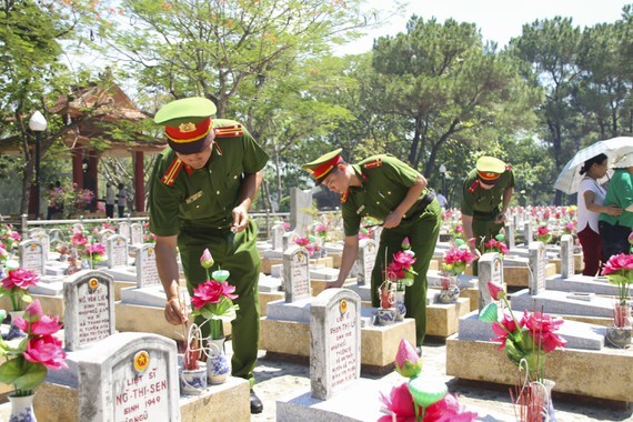 A lot of people flocked to the northern central coastal province of Quang Tri to offer incense and pay floral tributes to fallen soldiers in July. (Photo: SGGP)