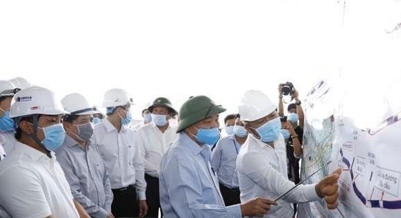 PM Nguyen Xuan Phuc inspects progress on the construction of the Trung Luong - My Thuan Expressway in Tien Giang (Photo: VNA