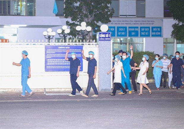 Doctors and nurses walk through entrance of the C Hospital in Da Nang after lockdown was lifted (Photo: VNA)