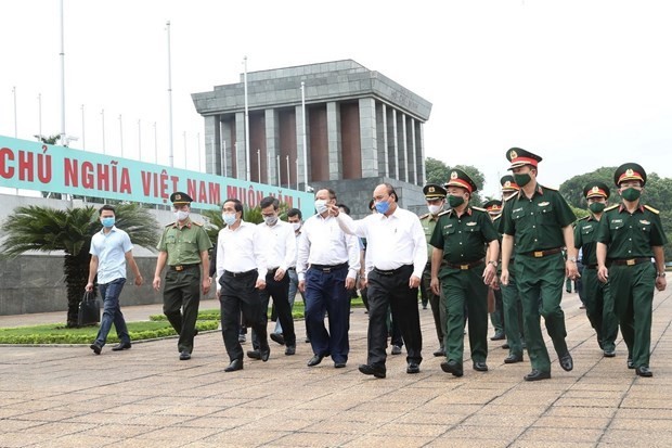 Prime Minister Nguyen Xuan Phuc inspects preservation of the work (Photo: VNA)