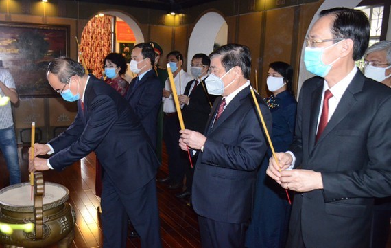 Secretary of the Municipal Party Committee Nguyen Thien Nhan and city's leaders offer incense and flowers at the Ton Duc Thang Museum. (Photo: SGGP)
