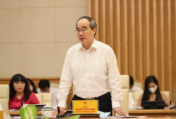 Secretary of HCMC Party Committee Nguyen Thien Nhan speaks at the meeting.
