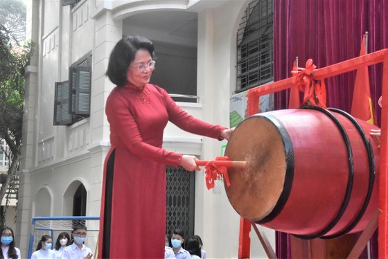 Vice State President, Dang Thi Ngoc Thinh beats the drum to start the new school year at Le Quy Don High School.
