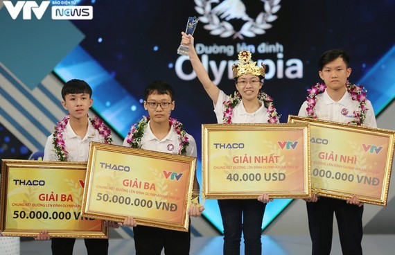 Nguyen Thi Thu Hang, a student of Kim Son A High School in Ninh Binh province wins the Road to Olympia Peak Contest 2020.