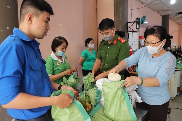 Local residents can get 1kg of rice for each kg of plastics or recyclable waste. (Photo: VNA)
