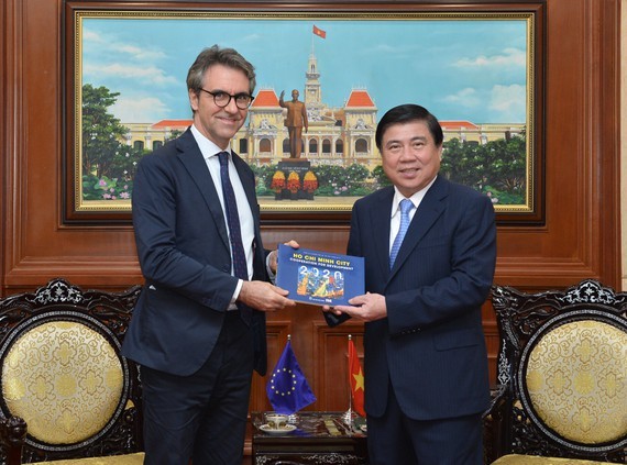 Chairman of the People’s Committee of HCMC, Nguyen Thanh Phong (R) and Ambassador of the European Union to Vietnam, Giorgio Aliberti