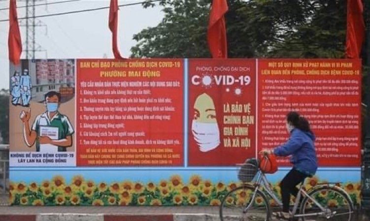 A billboard sharing COVID-19 prevention measures on a street in Hanoi (Photo: VNA)