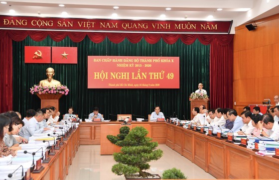 Secretary of HCMC Party Committee Nguyen Thien Nhan speaks at the 49th session of the 10th-term HCMC Party Executive Committee. (Photo: SGGP)