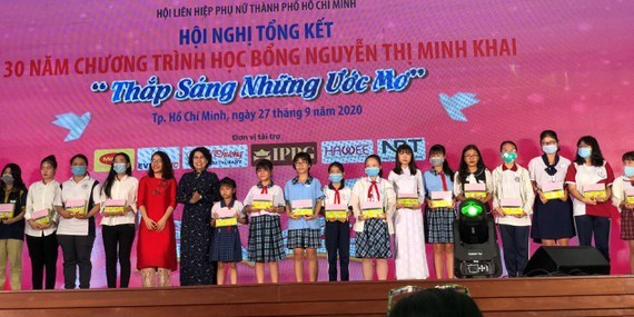 Chairwoman of the Vietnam Fatherland Front's Ho Chi Minh City chapter, To Thi Bich Chau presents scholarships  to students. 