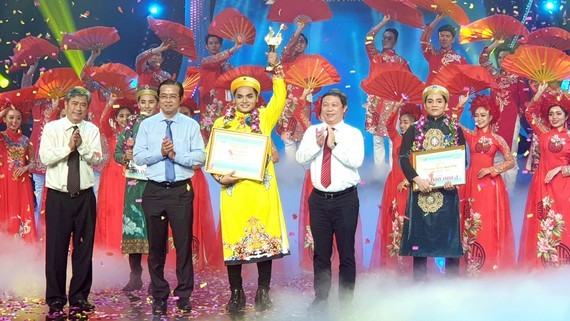Nguyen Quoc Nhut (yellow Ao dai) is winner of the 2020 Cai Luong Singing Contest called Chuong Vang (Golden Bell) Vong Co.