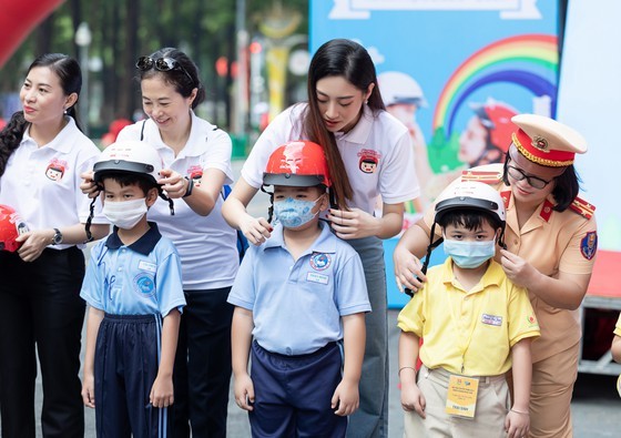 Nearly 2 million quality helmets are presented to first grade students nationwide in the new school year 2020-2021. (Photo: SGGP)