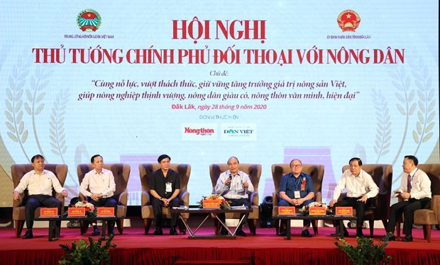 Prime Minister Nguyen Xuan Phuc on September 28 held a dialogue with more than 300 farmers in the central and Central Highlands regions in Dak Lak province’s Buon Ma Thuot city. (Photo: VNA)