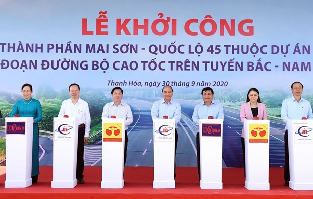 Prime Minister Nguyen Xuan Phuc (centre) and other officials press buttons to mark the start of construction of the Mai Son - National Highway 45 expressway on September 30 (Photo: VNA)