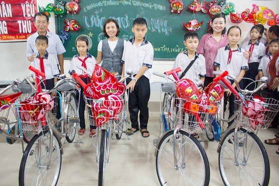 A delegation of the Sai Gon Giai Phong Newspaper visits and presents mid-autumn festival gifts to children in Long An Province.
