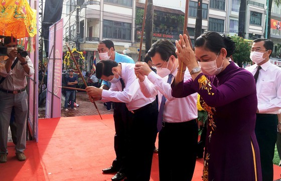 Leaders of Kien Giang Province offer incenses to commemorate national hero Nguyen Trung Truc on his 152nd death anniversary.
