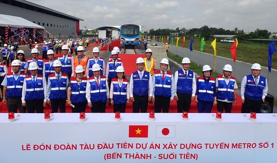 At the ceremony receiving the first metro train of Ben Thanh – Suoi Tien metro line 